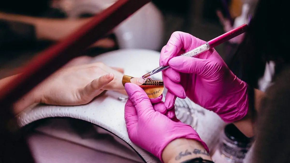 Colocación de uñas postizas